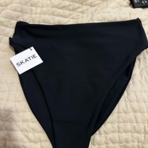 NWT!! Skatie Monroe Bottoms - Black Sz Large